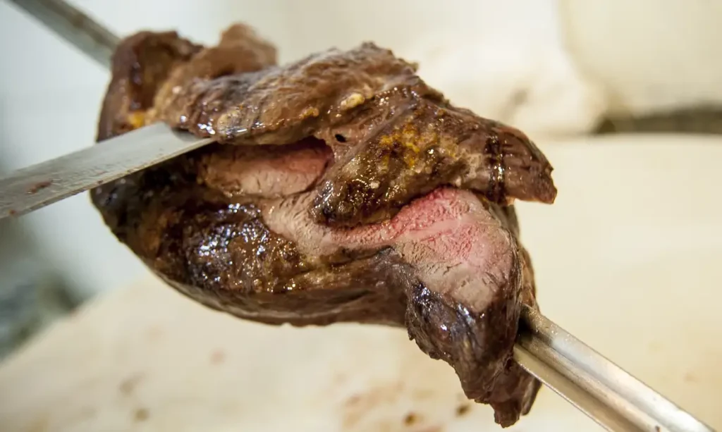 O preço mundial da carne subiu quase 10% em 2025, atingindo recorde histórico segundo a FAO. Já o leite e o açúcar registraram queda, impulsionada pela maior produção no Brasil e na Ásia.
