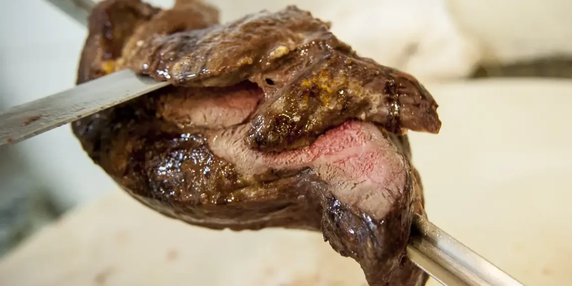 O preço mundial da carne subiu quase 10% em 2025, atingindo recorde histórico segundo a FAO. Já o leite e o açúcar registraram queda, impulsionada pela maior produção no Brasil e na Ásia.