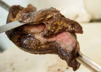 O preço mundial da carne subiu quase 10% em 2025, atingindo recorde histórico segundo a FAO. Já o leite e o açúcar registraram queda, impulsionada pela maior produção no Brasil e na Ásia.