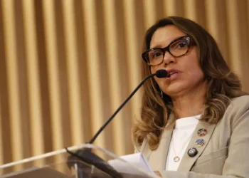 Brasil enviará ajuda à Faixa de Gaza, segundo Janja; iniciativa inclui alimentos e medicamentos.