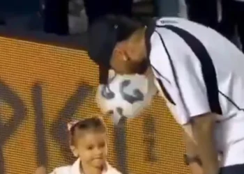 Filha de Neymar chora após ser atingida por bola e vídeo viraliza nas redes.