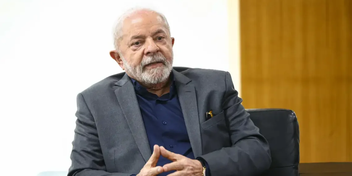 Lula pede união nacional e inteligência no enfrentamento às facções criminosas.