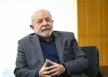 Lula pede união nacional e inteligência no enfrentamento às facções criminosas.