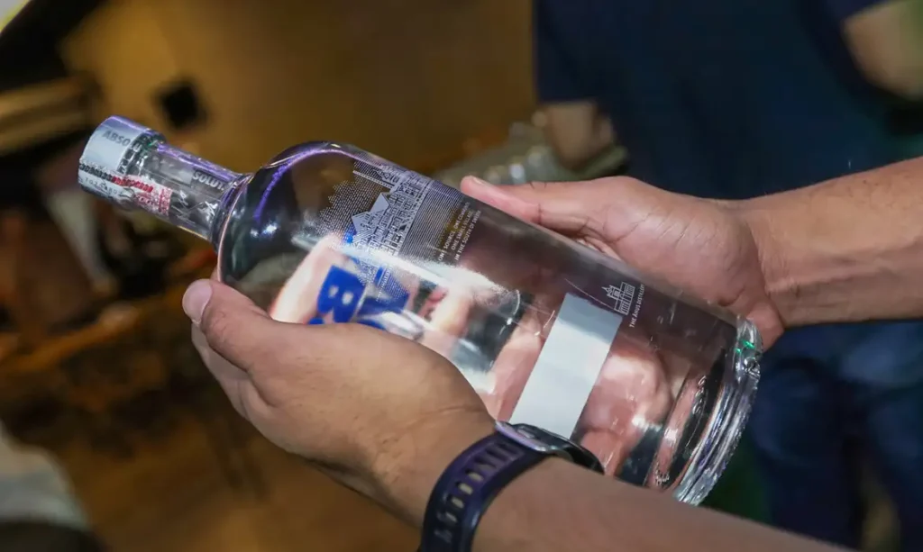 Caso suspeito de intoxicação por metanol em Niterói ocorre durante operação contra comércio ilegal de bebidas
