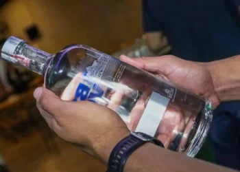 Caso suspeito de intoxicação por metanol em Niterói ocorre durante operação contra comércio ilegal de bebidas