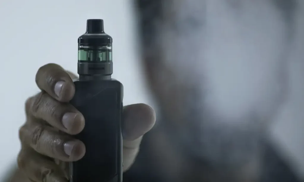 Tabagismo cresce 25% em um ano no país; especialistas relacionam aumento aos cigarros eletrônicos.