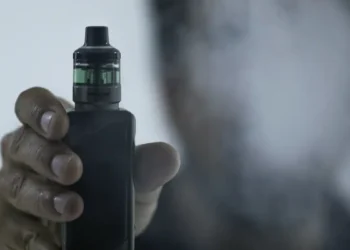 Tabagismo cresce 25% em um ano no país; especialistas relacionam aumento aos cigarros eletrônicos.