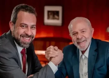 O deputado Guilherme Boulos (PSOL-SP) foi convidado por Luiz Inácio Lula da Silva para assumir a Secretaria-Geral da Presidência, no lugar de Márcio Macêdo. A nomeação será publicada no Diário Oficial da União e marca o fortalecimento do diálogo do governo com movimentos sociais.