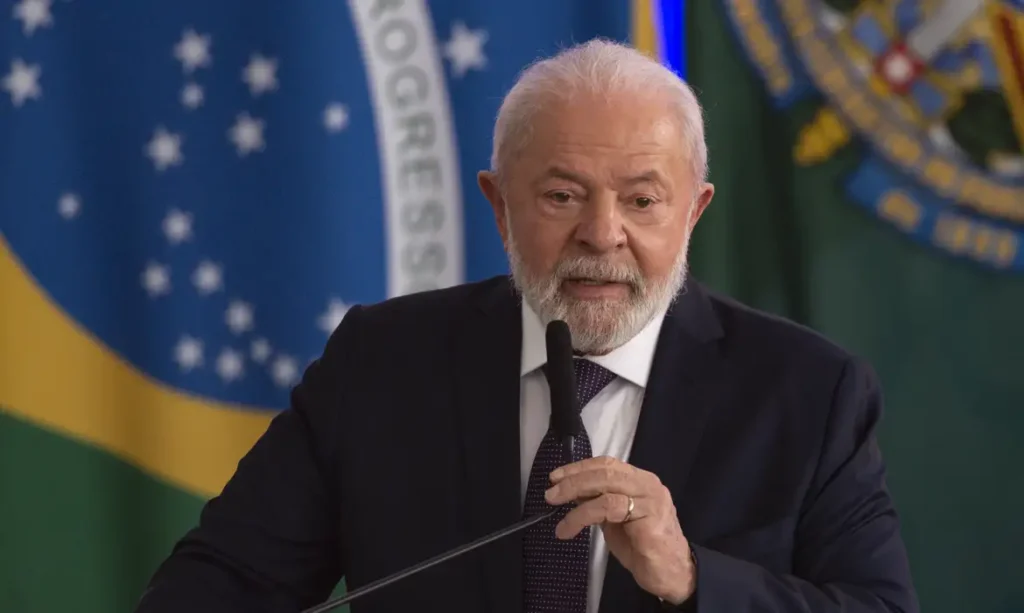 Encontro entre Lula e Trump trata de tarifas, sanções e julgamento de Bolsonaro.