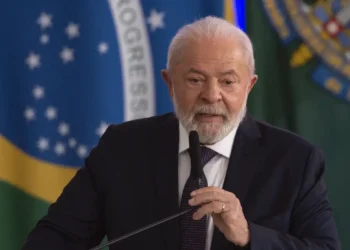 Encontro entre Lula e Trump trata de tarifas, sanções e julgamento de Bolsonaro.