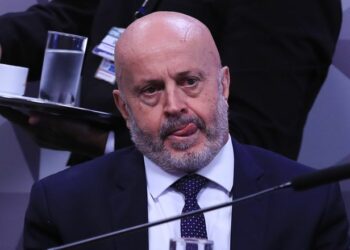 Ex-dirigente do INSS diz que valores foram por serviços de consultoria e nega participação em esquema ilegal.