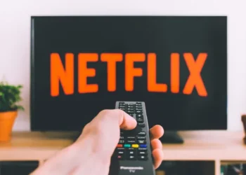 Mudanças nos planos e política de compartilhamento levam Netflix a ser processada por consumidores no Brasil.