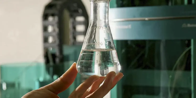 Casos suspeitos de intoxicação por metanol sobem para 127; confirmações continuam em 11.
