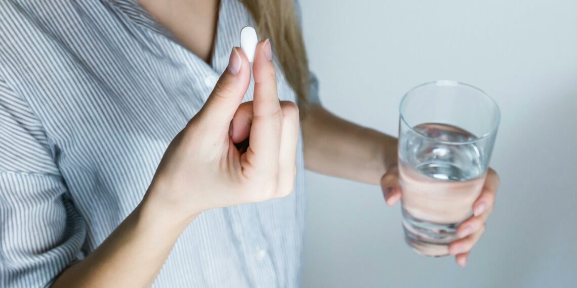 Cientistas britânicos pedem revisão das diretrizes de uso de antidepressivos após identificar variações em efeitos físicos.