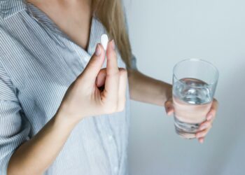 Cientistas britânicos pedem revisão das diretrizes de uso de antidepressivos após identificar variações em efeitos físicos.