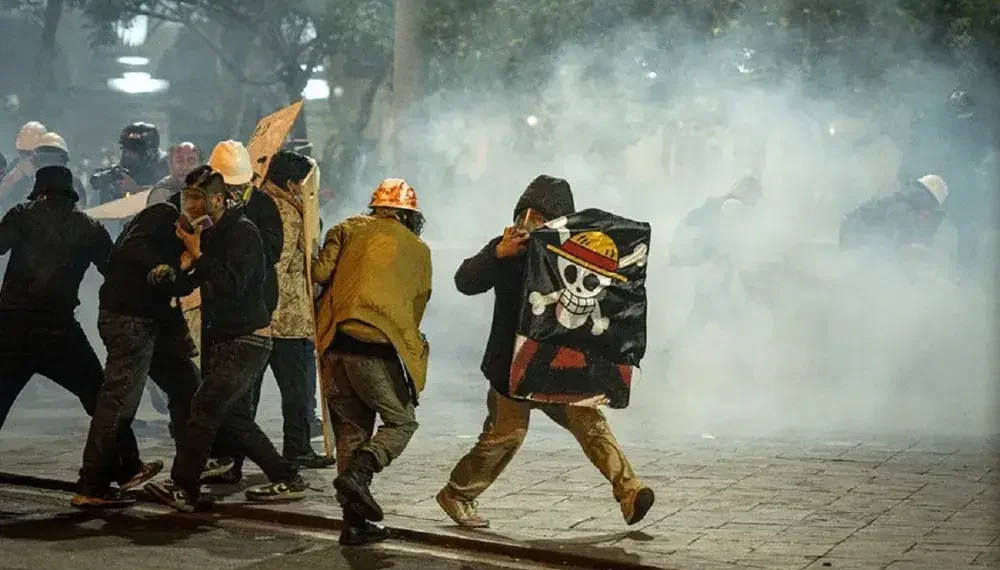 Confrontos em Lima entre jovens e forças de segurança levaram o Peru a decretar estado de emergência.
