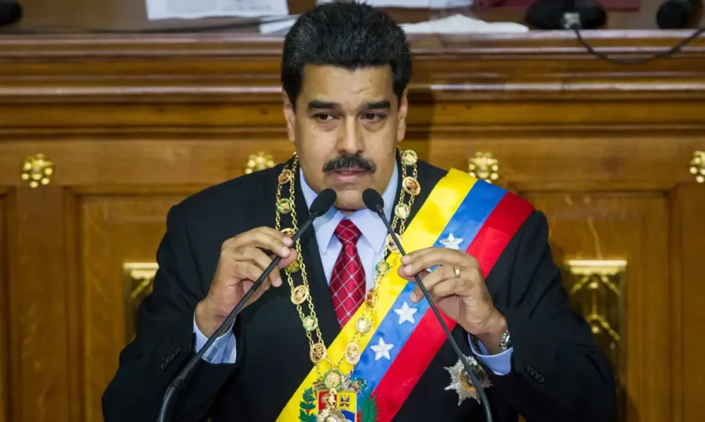 Declaração de Maduro por diálogo ocorre durante ações militares dos EUA e acusações mútuas entre os países.