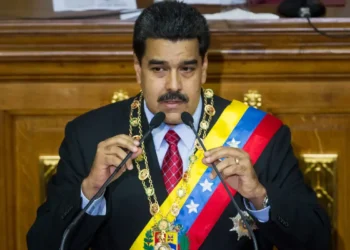 Declaração de Maduro por diálogo ocorre durante ações militares dos EUA e acusações mútuas entre os países.