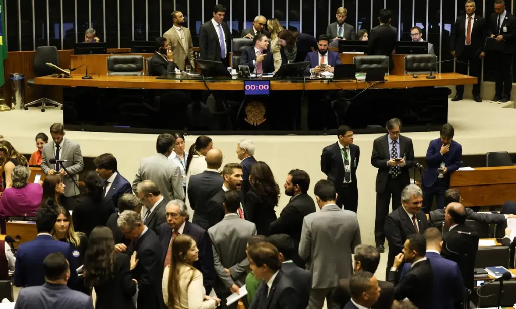 Câmara aprova ampliação da licença-paternidade para até 20 dias; proposta segue para o Senado.