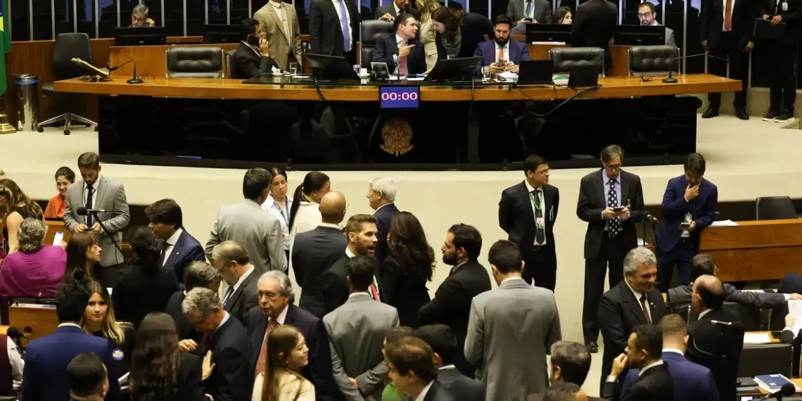 Câmara aprova ampliação da licença-paternidade para até 20 dias; proposta segue para o Senado.