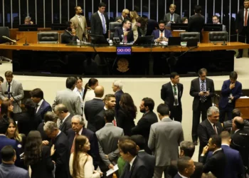 Câmara aprova ampliação da licença-paternidade para até 20 dias; proposta segue para o Senado.