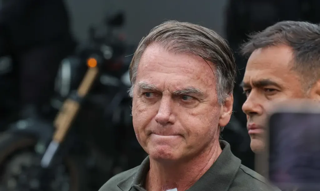 Visita de Michelle Bolsonaro é liberada por Moraes em meio à prisão preventiva e ao fim do prazo de recursos no STF.