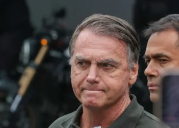 Visita de Michelle Bolsonaro é liberada por Moraes em meio à prisão preventiva e ao fim do prazo de recursos no STF.