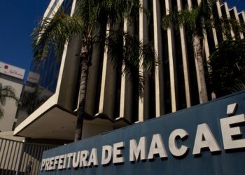 Prefeitura revisa referências salariais após anos de desigualdades acumuladas, trazendo ganho funcional a servidores municipais.