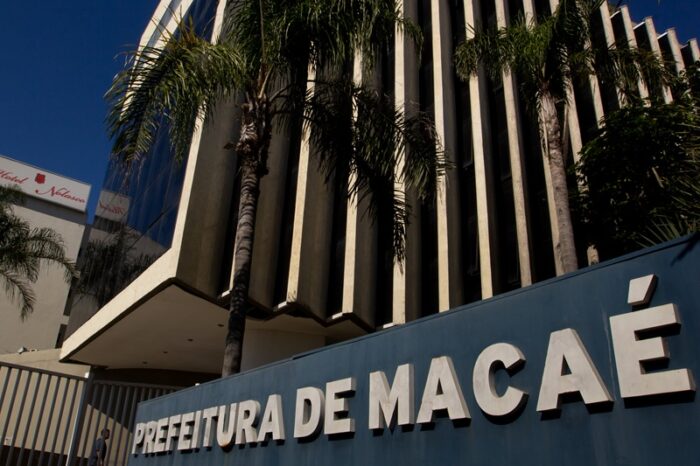 Prefeitura revisa referências salariais após anos de desigualdades acumuladas, trazendo ganho funcional a servidores municipais.