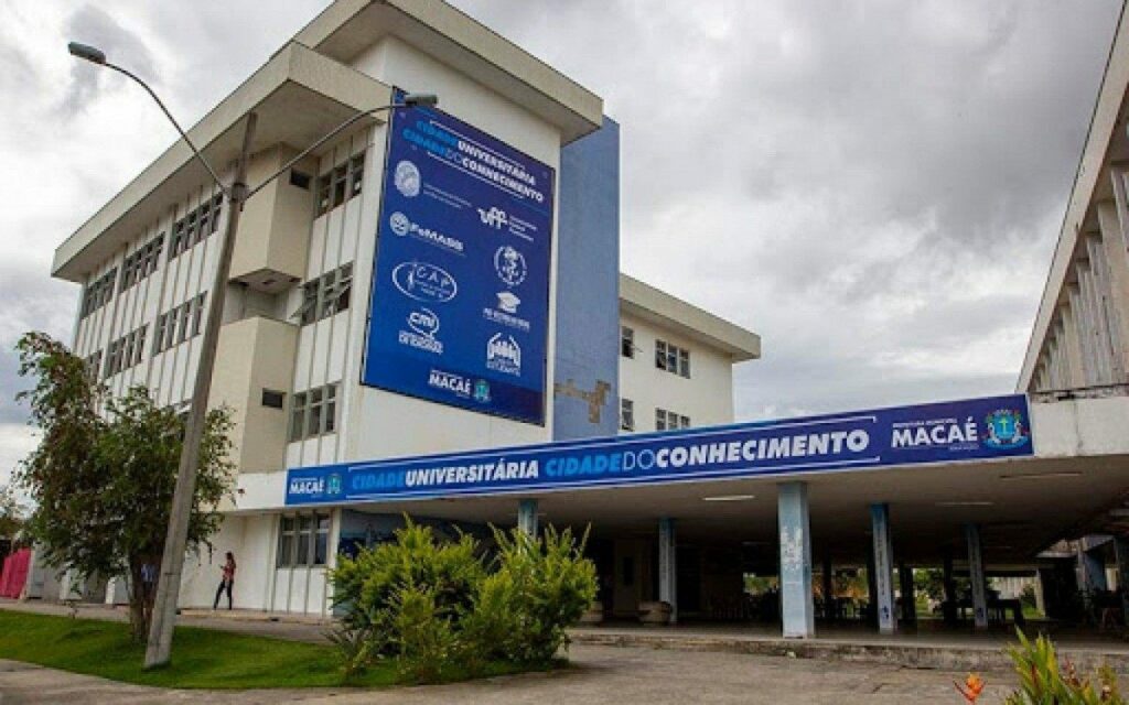 Evento em Macaé reúne educadores para discutir práticas antirracistas e valorização dos saberes ancestrais.