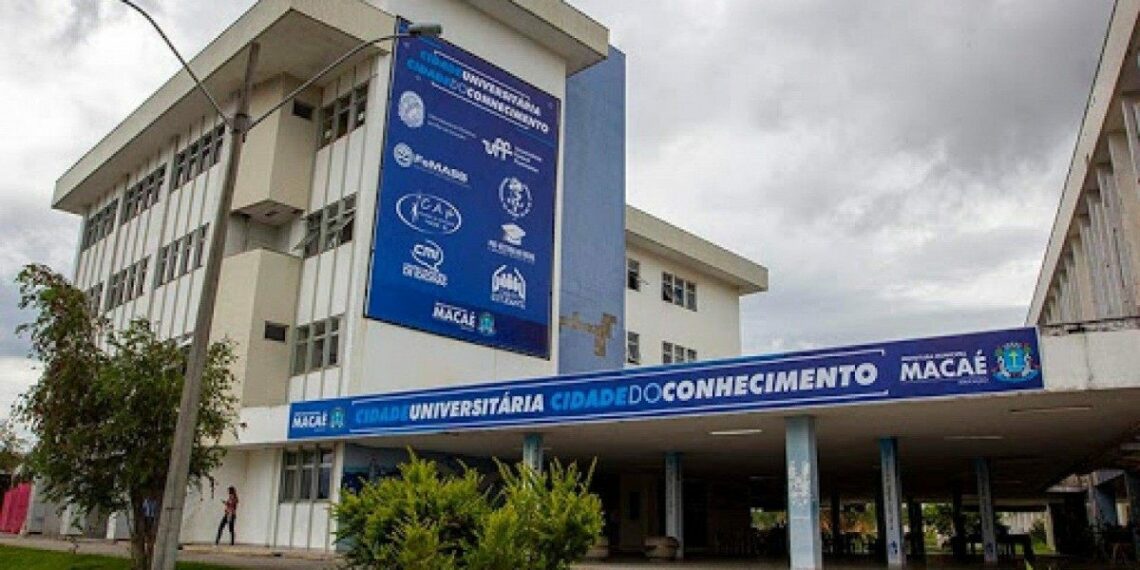 Evento em Macaé reúne educadores para discutir práticas antirracistas e valorização dos saberes ancestrais.