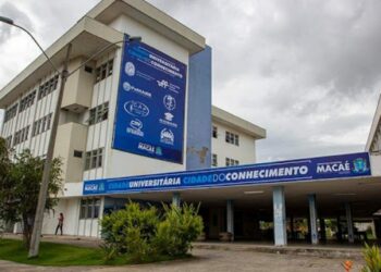 Evento em Macaé reúne educadores para discutir práticas antirracistas e valorização dos saberes ancestrais.