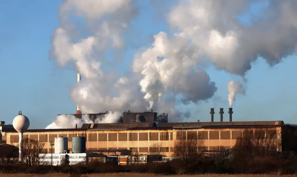 Estudos internacionais mostram que o mundo ainda caminha para aumento de 2,6°C, ultrapassando limite seguro do Acordo de Paris. Países falham em conter emissões.