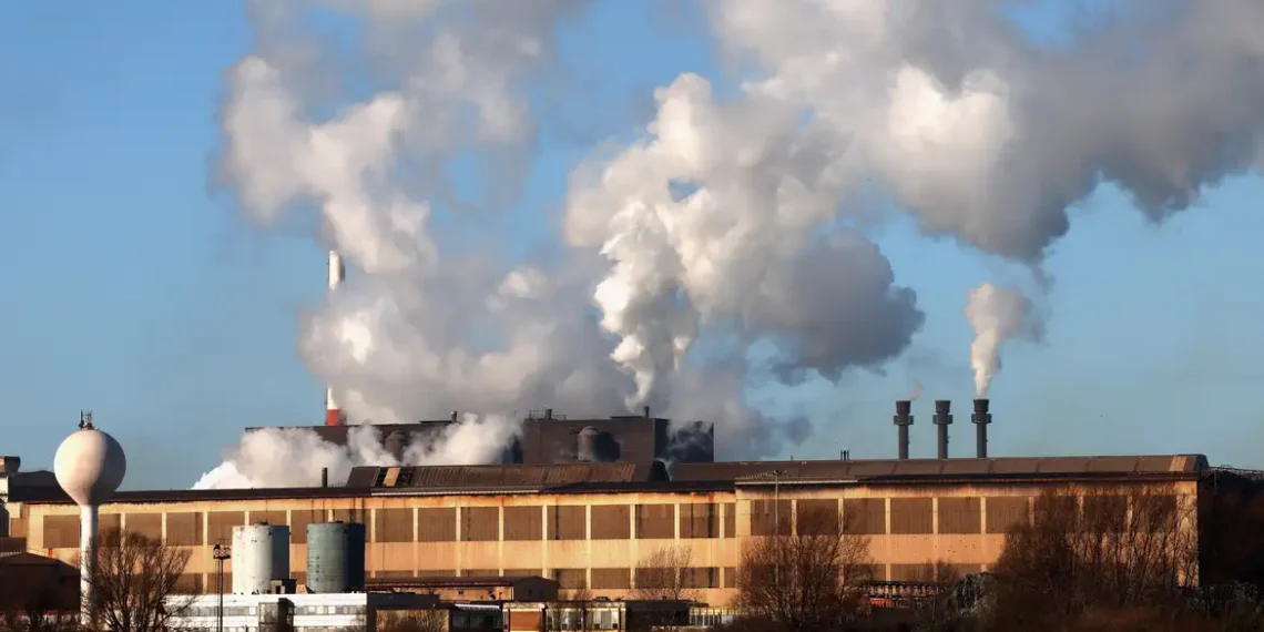 Estudos internacionais mostram que o mundo ainda caminha para aumento de 2,6°C, ultrapassando limite seguro do Acordo de Paris. Países falham em conter emissões.