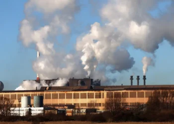 Estudos internacionais mostram que o mundo ainda caminha para aumento de 2,6°C, ultrapassando limite seguro do Acordo de Paris. Países falham em conter emissões.