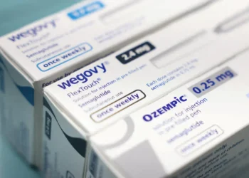 Entenda como nutrição, estresse e perda rápida de peso influenciam a queda de cabelo em usuários de GLP-1.