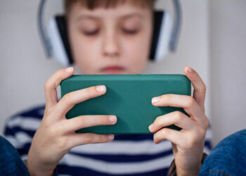 Especialistas alertam para riscos emocionais e sociais do uso afetivo de inteligências artificiais por adolescentes.
