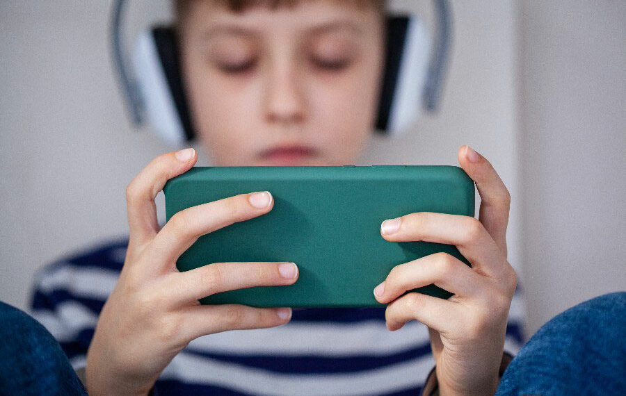 Especialistas alertam para riscos emocionais e sociais do uso afetivo de inteligências artificiais por adolescentes.