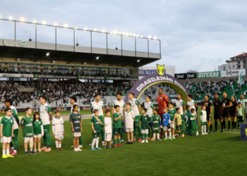 Palmeiras entrou em campo com uniforme que confundia com o do Juventude; arbitragem determinou troca, atrasando início da partida do Brasileirão.