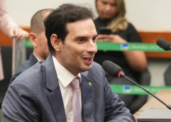 Câmara aprova PL que dá tempo extra em provas e atendimento preferencial a pessoas com TEA e TDAH, além de punir discriminação educacional.