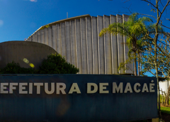Prefeitura de Macaé suspende aulas após chuvas intensas atingirem o município. Defesa Civil mantém alerta para riscos de alagamentos e deslizamentos.