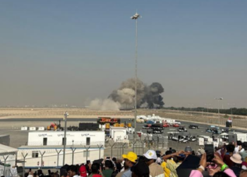 Queda de caça indiano Tejas interrompe demonstração no Dubai Airshow 2025