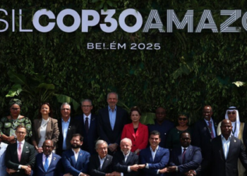 COP30 adia decisão final e Brasil pressiona por cronograma de transição energética