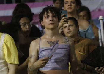 4ª Marcha Trans & Travesti reúne centenas nos Arcos da Lapa e denuncia violência no Brasil