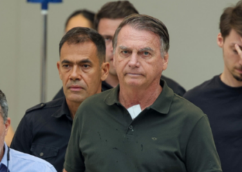 Câmara discute projeto que revisa cálculo de penas e permite redução drástica no tempo de prisão de figuras envolvidas no 8 de janeiro.