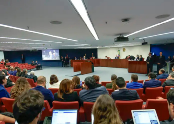STF julga núcleo 3 da trama golpista durante governo Bolsonaro, envolvendo nove militares e um policial federal acusados de crimes como golpe, organização criminosa e ameaças graves.