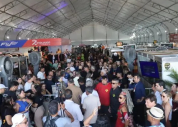 A Feira + Forte 2025 abriu em Cabo Frio reunindo cerca de 200 expositores, praça de alimentação, shows e área externa com veículos e equipamentos. A iniciativa promove comércio local e oportunidades de emprego.