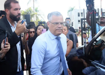 Eduardo Bolsonaro comenta prisão preventiva do pai, questiona tese de fuga, fala em “tortura psicológica” e defesa aponta imposição de tornozeleira como medida humilhante.