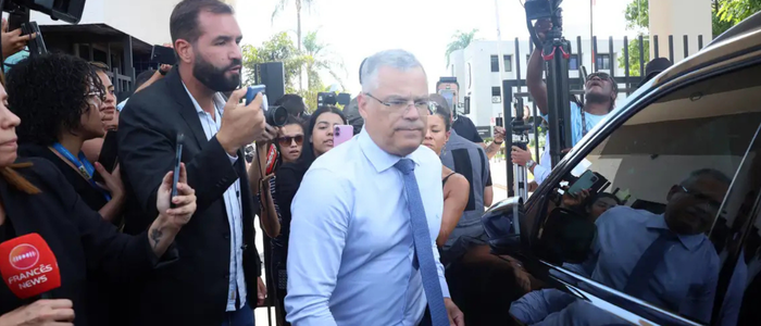 Eduardo Bolsonaro comenta prisão preventiva do pai, questiona tese de fuga, fala em “tortura psicológica” e defesa aponta imposição de tornozeleira como medida humilhante.