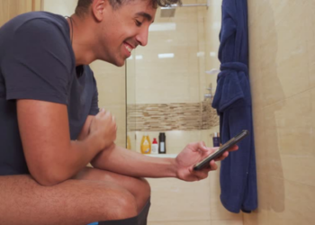 Distração com celular no vaso sanitário pode causar hemorroidas